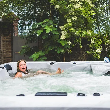 Les Jardins Imaginaires Et Sauna بيت للعطل *